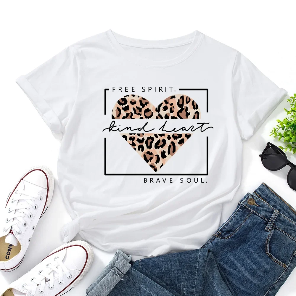 Camiseta estampada com coração de leopardo feminino, camiseta feminina de verão casual manga curta, camiseta básica, tops de algodão