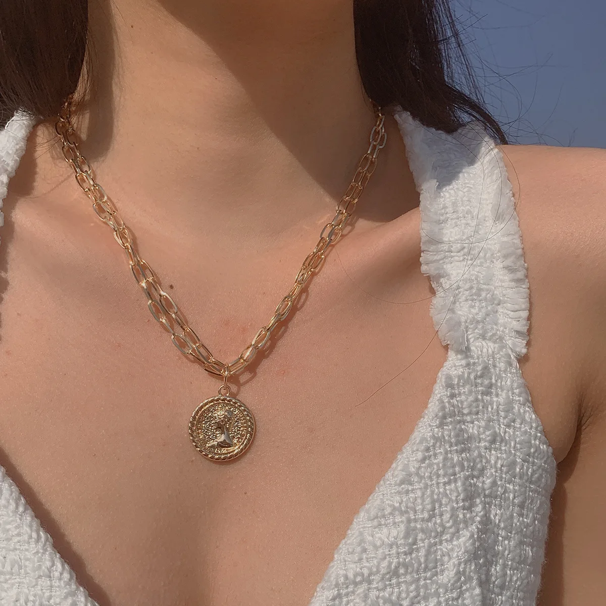 Hip-hop retro relief queen avatar necklace female, jewelry, multi-layer metal chain collarbone necklace