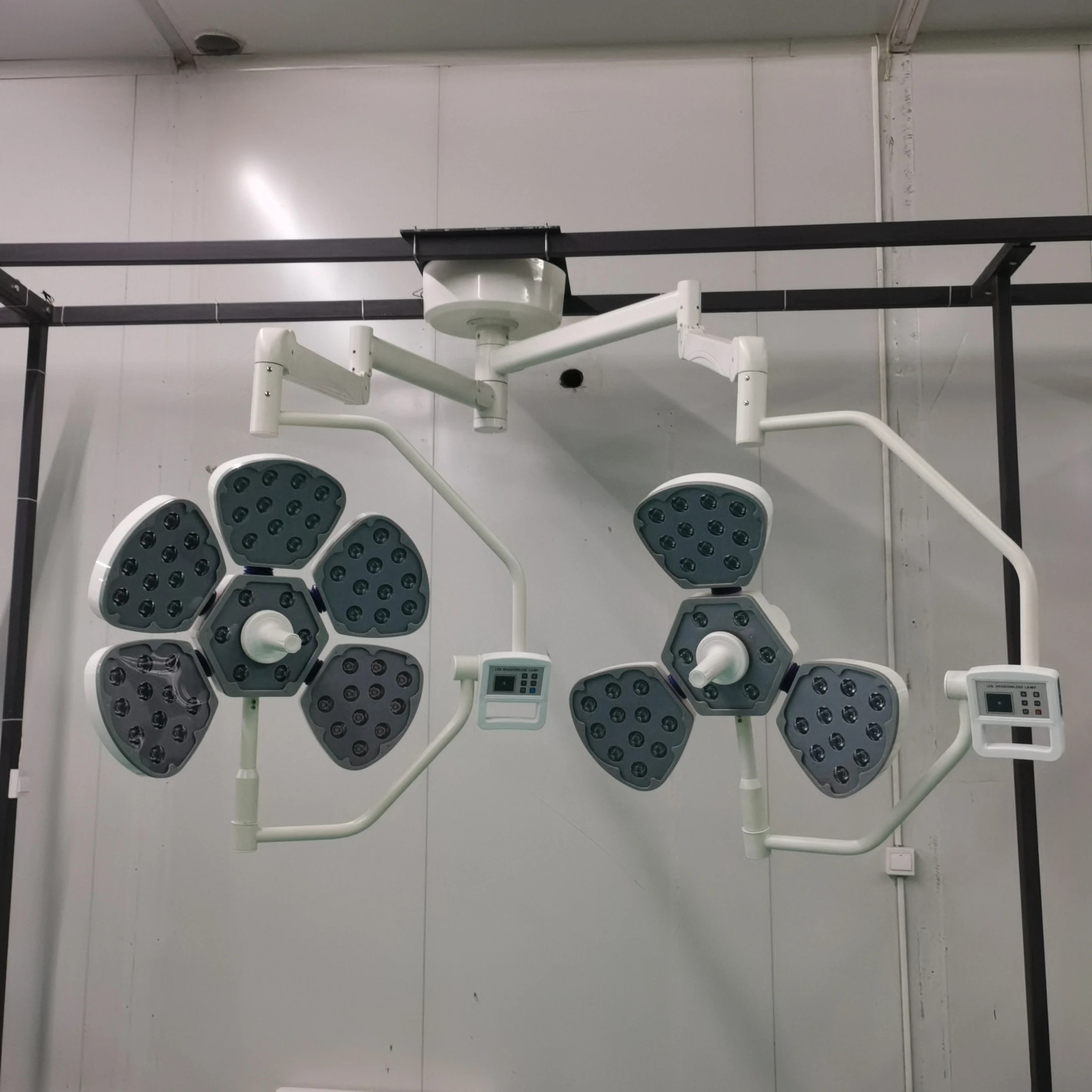 Mobile 700mm Hospita Medical Surgical LED Examination Light Vertical Cold Light Operating Lamp Price