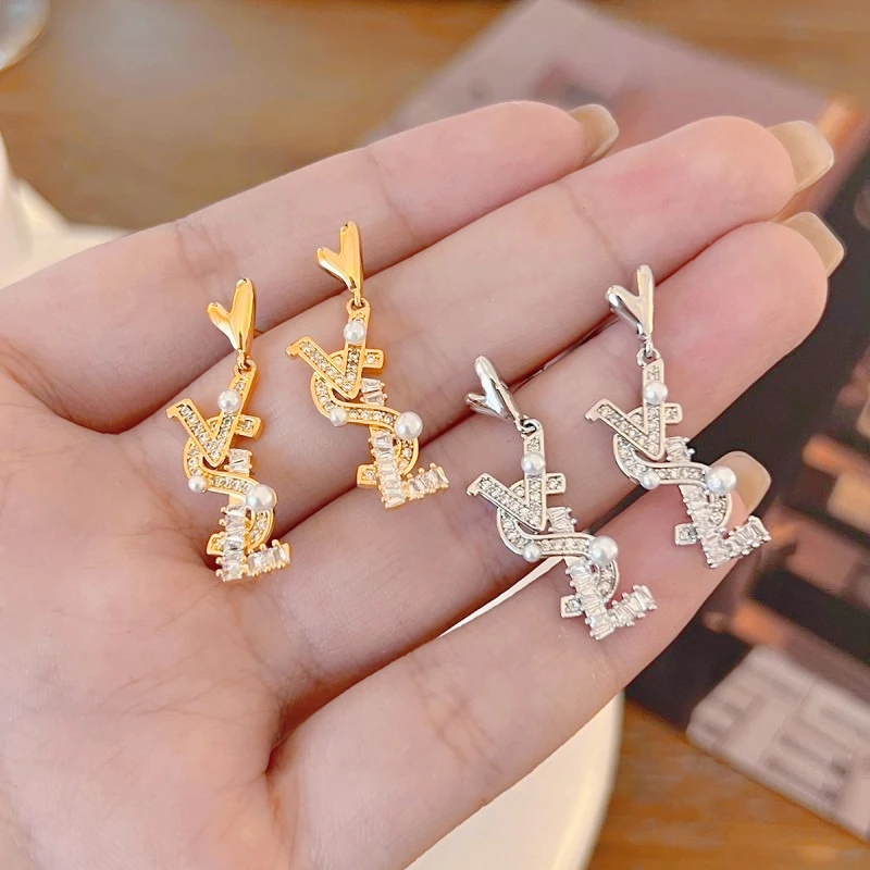 

Fashionable and Individual Ear Studs with Slightly Inlaid English Letters, Light Luxury and High-end, Versatile Ear Accessories