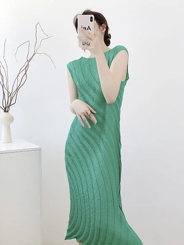 

Elegant Pleated Summer New Style Dress Unique Wave Fashion Lazy Style Long Skirt Three Houses Wind High End Women's Clothing
