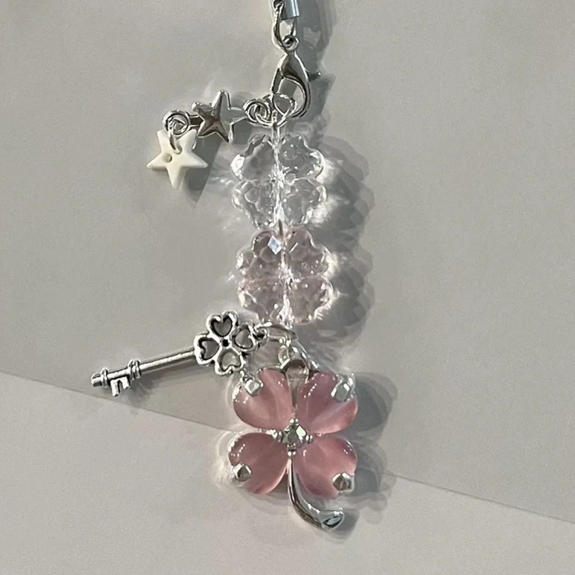 Cute Lucky Leaf Phone Charm Pendant Keychain, Universal Phone Lanyard Accessory for iPhone Samsung CCD Camera School Bag Book Decor, Lovely Hanging Key Pendant Ornament Gift for Girls Students