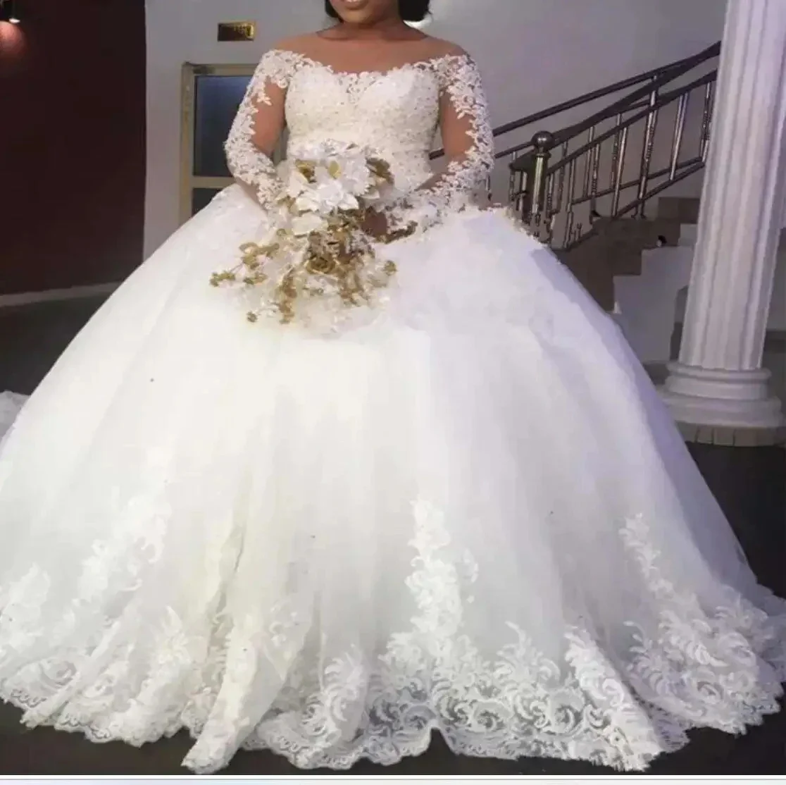 

Свадебное платье больших размеров с вырезом-лодочкой, кружевными аппликациями, шлейфом и длинными рукавами, фасон «бальное платье»