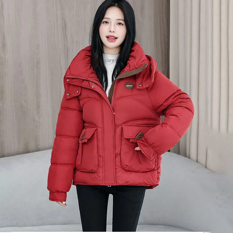 เสื้อแจ็คเก็ตผ้าฝ้ายสำหรับฤดูหนาว แจ็คเก็ตผ้าฝ้ายบุนวมสำหรับผู้หญิงแบบใหม่ ทรงหลวม หนา อุ่น มีฮู้ดถอดได้ เสื้อคลุมกันหนาวแบบมีซับใน