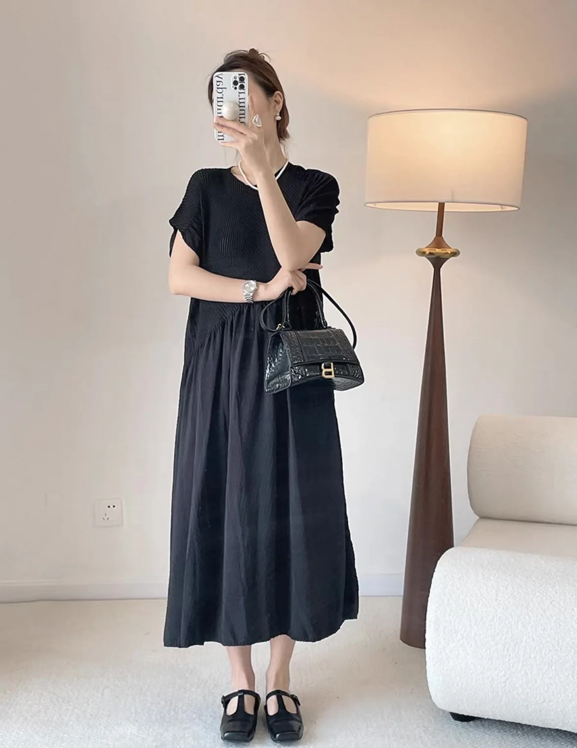 Miyake Elegantes Schwarzes Kurzarm-Maxikleid, Locker Sitzend Atmungsaktiv Knitterfrei Damen Alltags- und Wochenend-Brunch-Langes Kleid – Detail 3