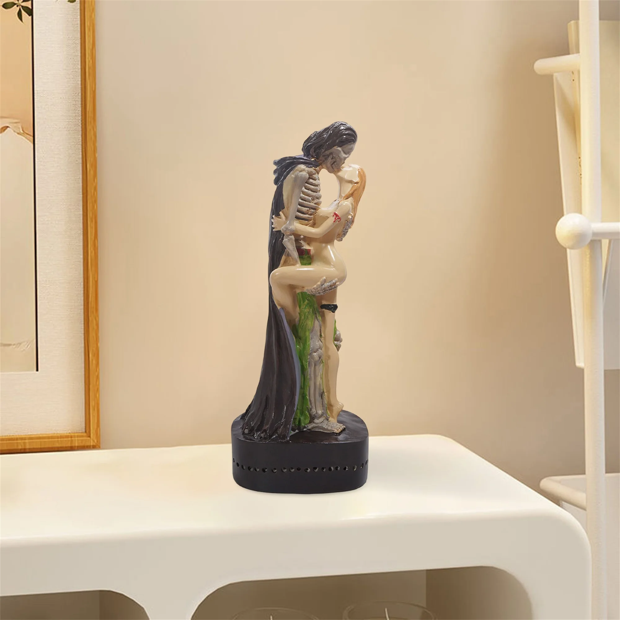 

Spooky Halloween Skeleton Couple Figurine Resin Gothic Statue for Haunted Tabletop Centerpiece Decoration and Display