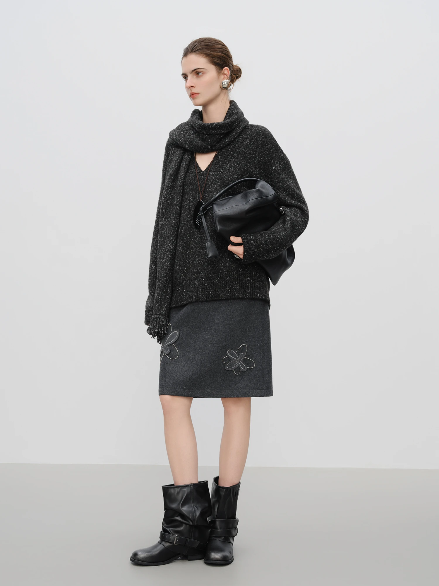 FSLE 【سلسلة ممتازة】سلسلة فاخرة غير رسمية ريترو ستايل زهرة اللؤلؤ حبة التطريز تنورة قصيرة المرأة شتاء 2025 وصول جديد