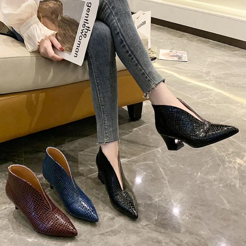 

Женские ботинки, новинка 2024, зимняя модная повседневная обувь для женщин, высокий каблук, необычный стиль, заостренный носок, однотонная женская обувь