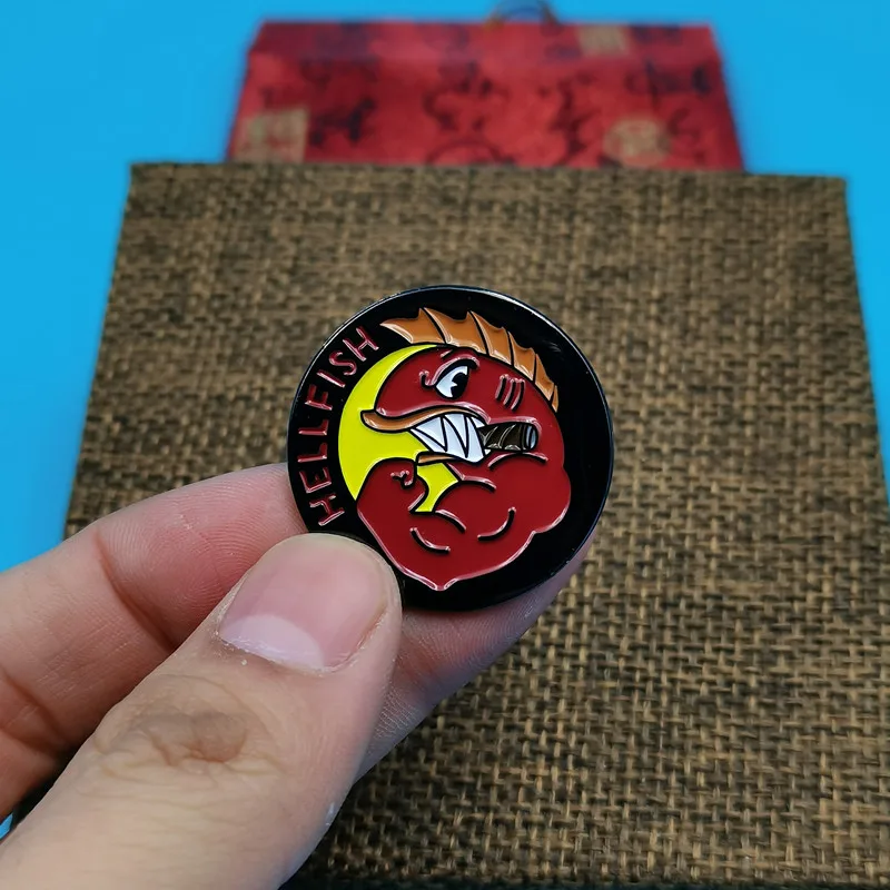 Broche esmaltado de pez infierno volador de Anime de dibujos animados, alfileres, insignia, alfileres de solapa, aleación de Metal, accesorios de joyería de moda, regalos