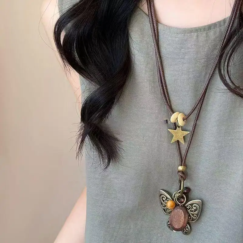 Antike Schmetterlings-Halskette mit langem Kragen für Damen, Vintage, einfacher Metallanhänger, handgefertigter Schmuck, Retro-Accessoire – Detail 3