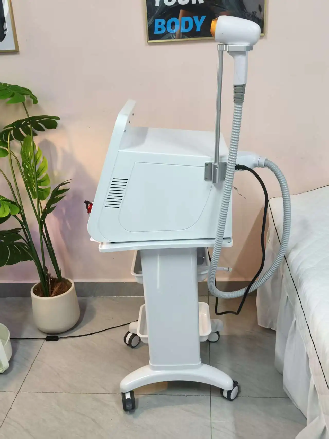 Macchina professionale per la depilazione del laser a diodi 808 indolore al titanio del ghiaccio Dispositivo per la depilazione del laser per la depilazione del platino del ghiaccio