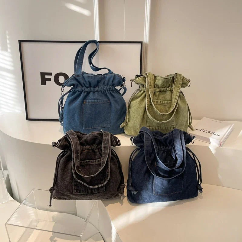 Bolsa jeans de grande capacidade para mulheres em 2024, bolsa balde de ombro único moderna e moderna, bolsa crossbody simples para deslocamento