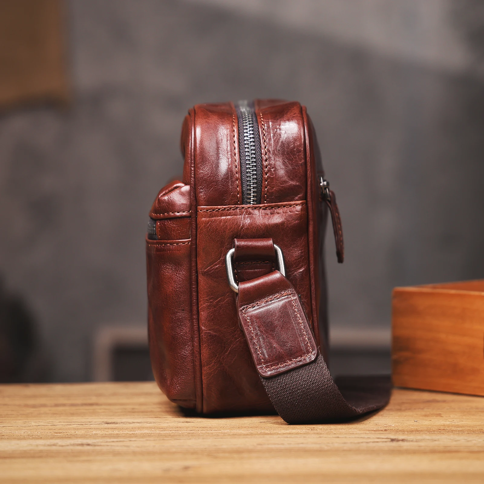 Echte Leder-Umhängetasche für Herren, einfache Rindsledertasche, hochwertiges, pflanzlich gegerbtes Leder, modischer Casual-Stil. – Detail 20
