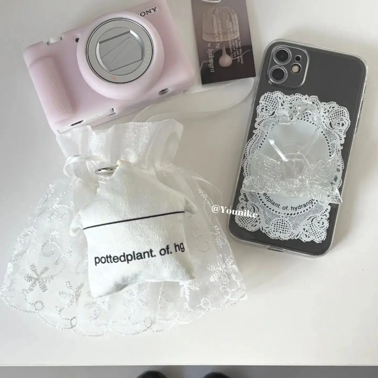 Capa de Celular Estilo Retrô Elegante com Renda Artística para iPhone 17 Air 16 15 14 13 12 11 Pro XR XS Max 7 8 Plus MINI Y2K