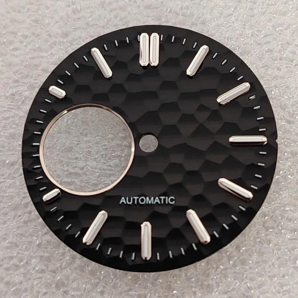 NH38 ساعة بقرص 28.5 ملم وجوه ساعة ذات ملمس مطروق مع ملحقات ساعة مضيئة باللون الأخضر قرص مجوف لـ Seiko