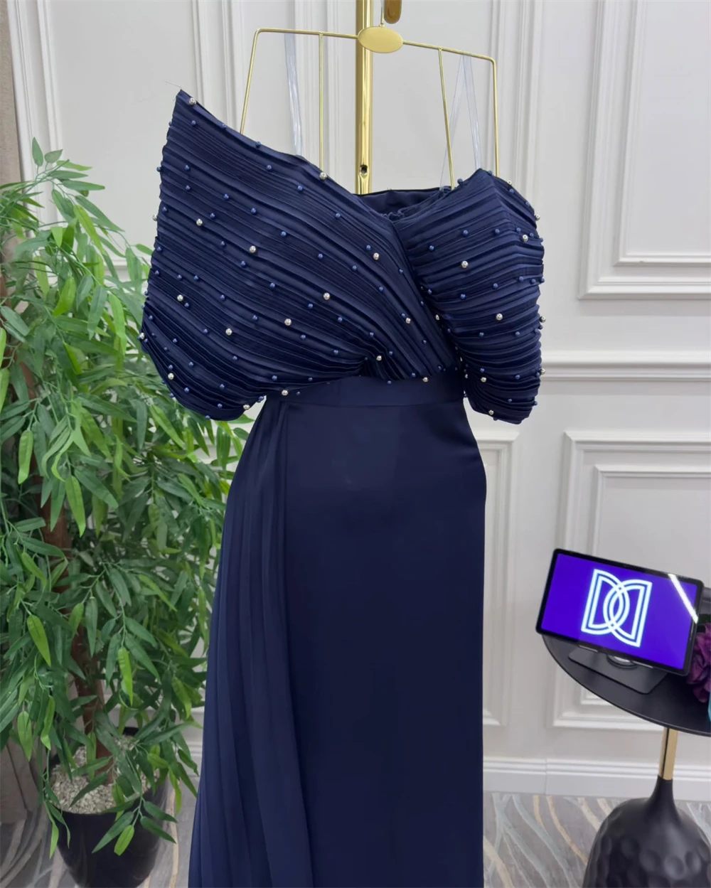 カスタマイズされたイブニングドレスエレガントなパープルサテン V ネックオフショルダーノースリーブウエディングドレス絶妙なクリスタルシャーリングドレス