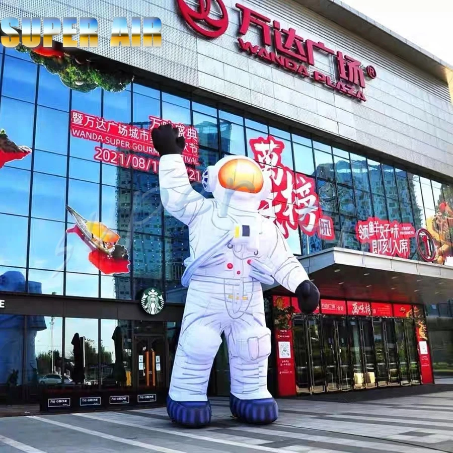 Werbenanpassung riesiger aufblasbarer Cartoon aufblasbarer Raumfahrer mit Mond