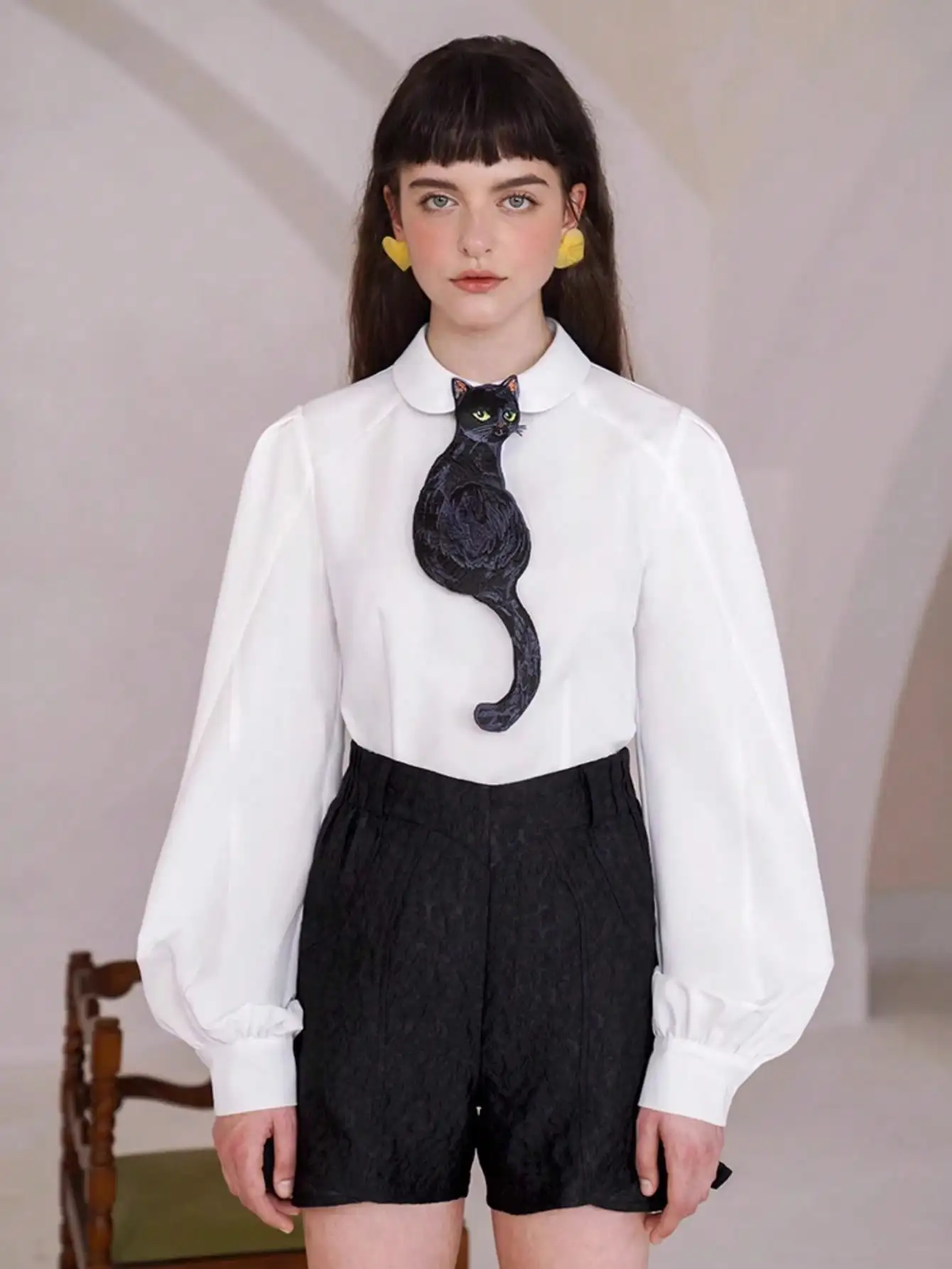 Ein einzigartiger, origineller Krawatten-Entwurf im Katzen- und Boho-Stil, der an französischen Retro-Looks erinnert. Er eignet sich für Frühling, Sommer, Herbst und Winter und zeichnet sich durch ein besonderes, knotenfreies Design aus. Er passt perfekt zu Hemden und ist ideal für Partys und Festivals. – Detail 8