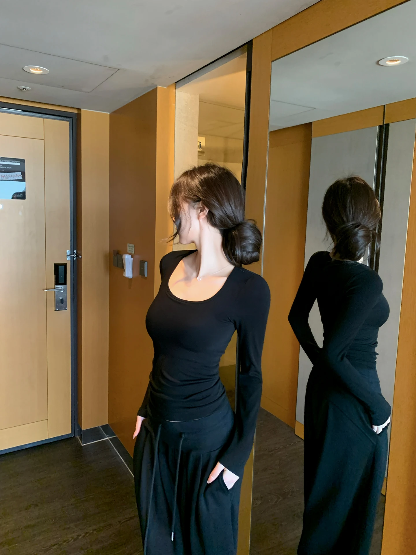 

Bla Sl Long Sve Base irt YO Camere Inteated Chest Pad Abdomen Control Women's Cleanfit Modal Nylon Blend