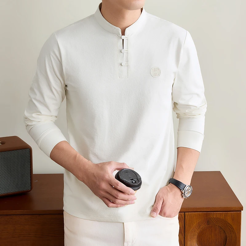 Herren-Langarmshirt im Henley-Stil mit Stehkragen, geprägtem Logo auf der Brust, leicht und bequem, ideal für Büro und Alltag. – Detail 24