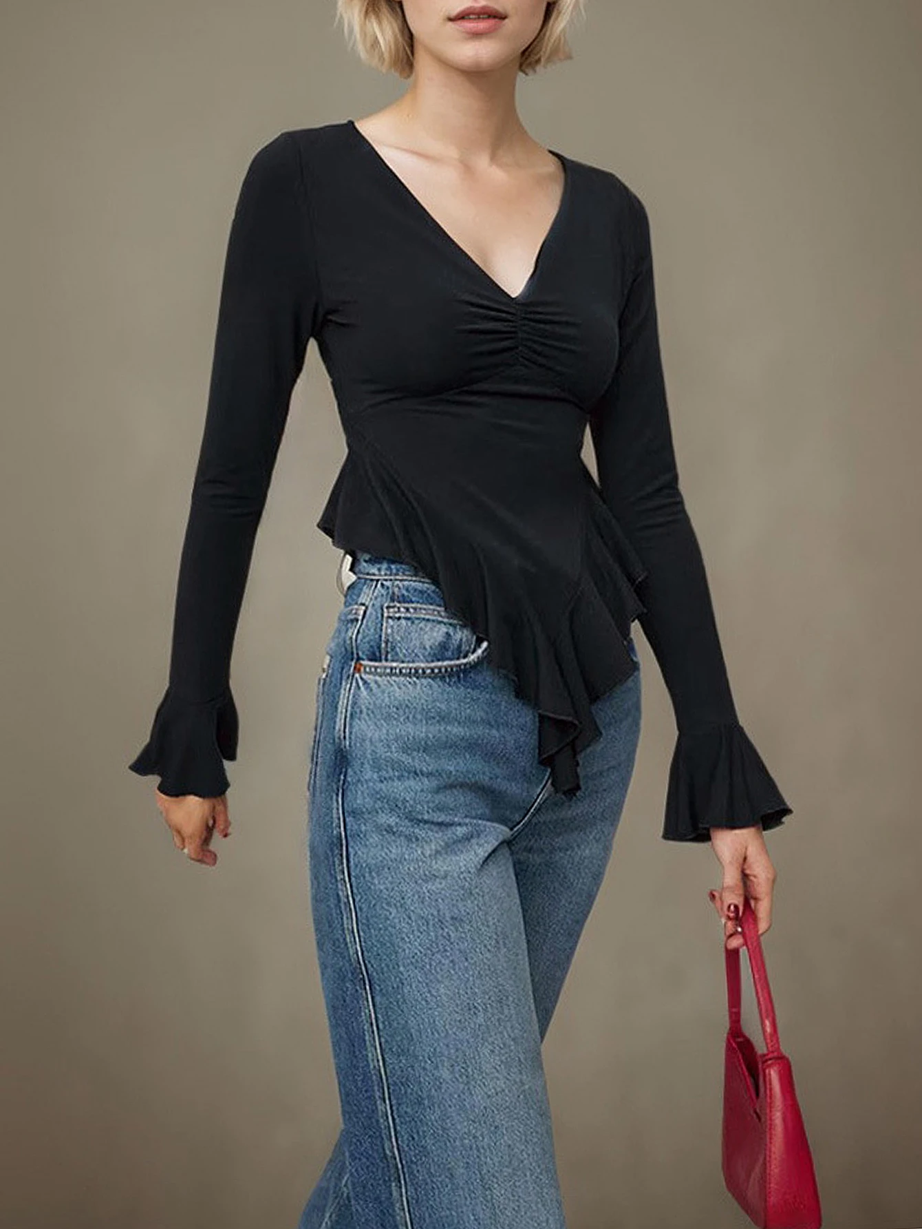 

Женская футболка с длинным рукавом и v-образным вырезом, осенняя базовая однотонная облегающая повседневная футболка с рюшами по подолу