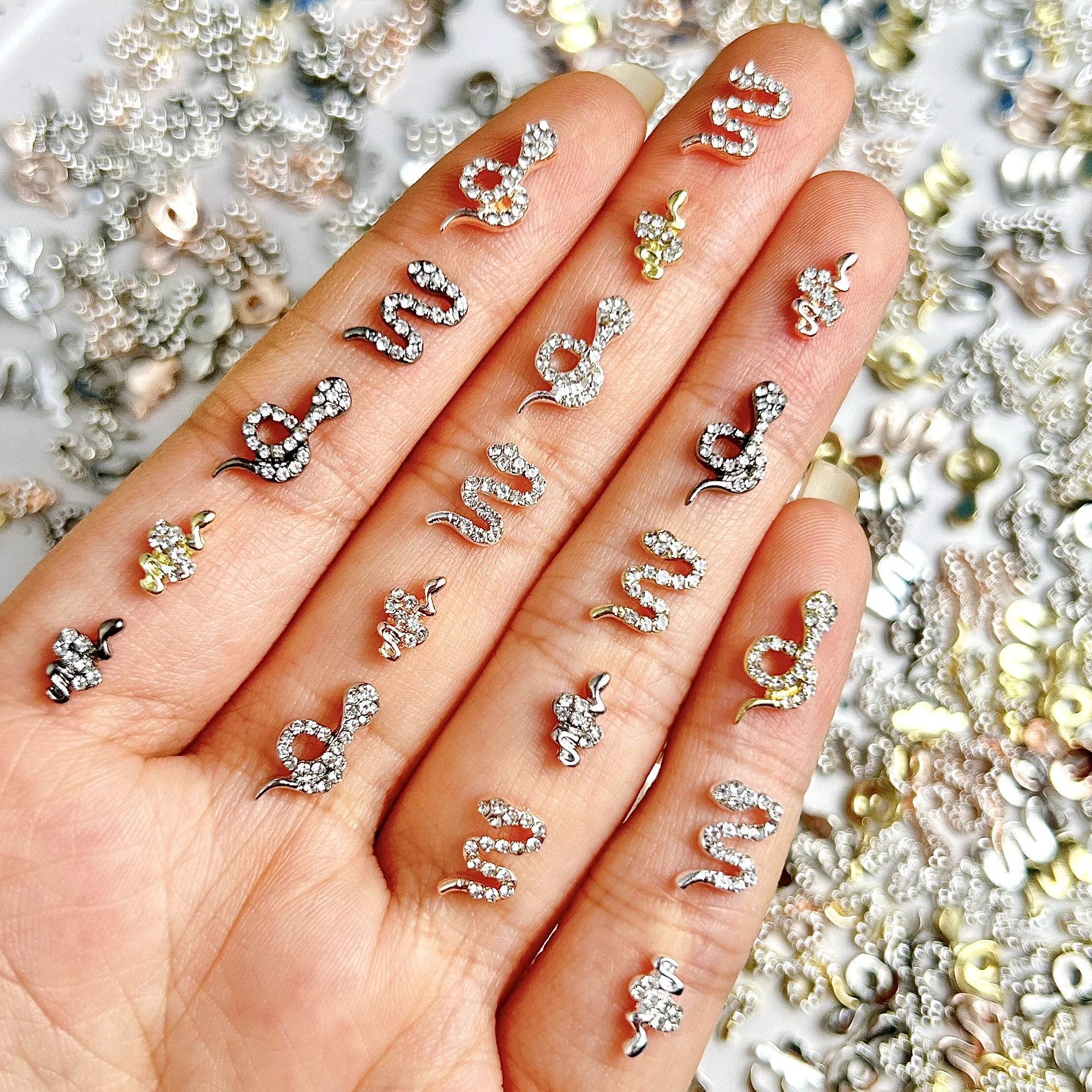 반짝이는 합금 상감 라인석 뱀 네일 아트 액세서리, 절묘한 3D 곡선 뱀 네일 참, DIY 공예품 용품, 10 개