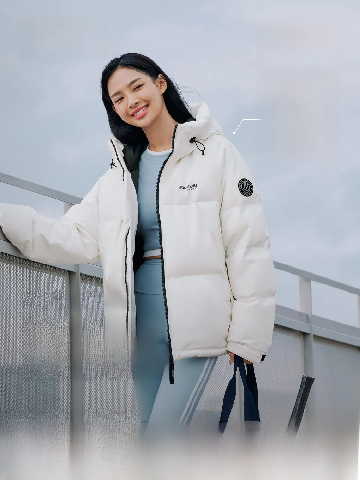 

Новая утепленная женская короткая куртка Bosideng с капюшоном, модная спортивная модель из полиэфирного волокна с наполнителем из утиного пуха