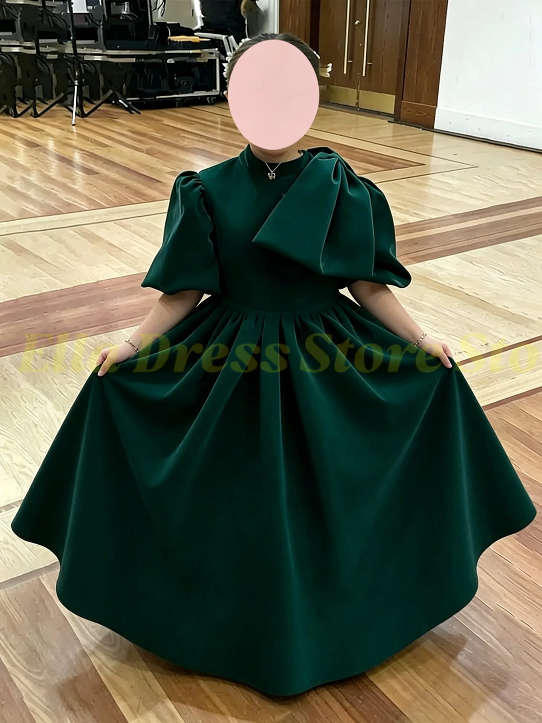 Maßgeschneidertes Großhandels-Mädchenkleid aus Smaragdgrünem Samt, Blumenmädchenkleid für Hochzeiten, Hochgeschnittenes Kleid mit Ballonärmeln für Kommunion und Festlichkeiten – Detail 2