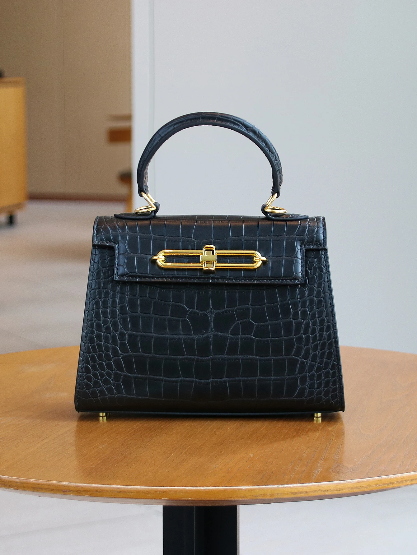 

2026 high-end portable fashion handbag temperament bag crocodile pattern handbag OL commuter Joker work bag light luxury stereot