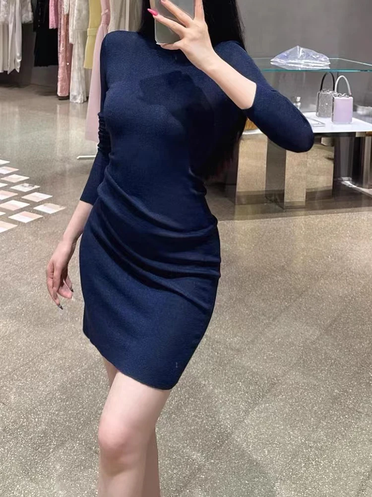 

Темно-синее трикотажное платье с полувысоким воротником и открытой спиной, осень 2022, новый темперамент, тонкие женские платья с вырезами сзади
