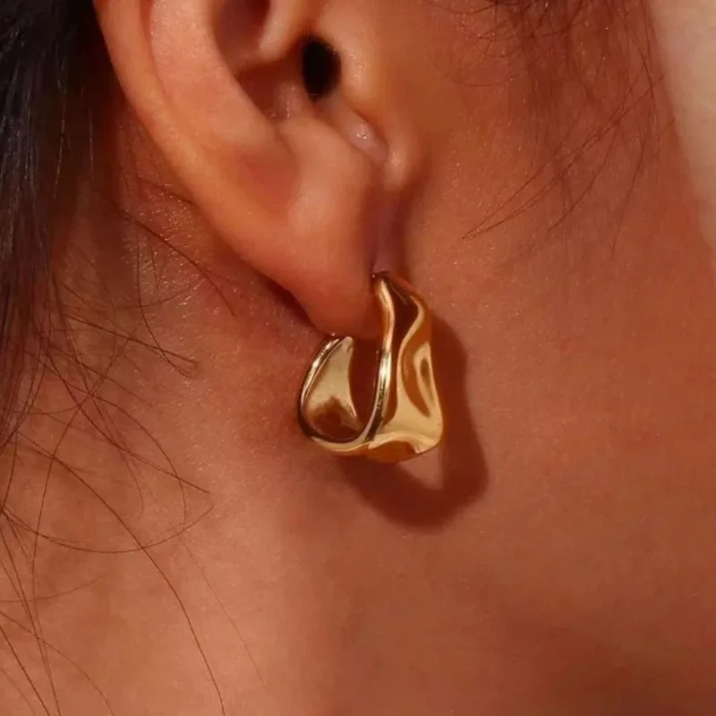 Metal Irregular Pleated Stud Earrings for Woman New Trendy Simple Gold Color Abstract Geometric C-Shaped Fine Earring Jewelry