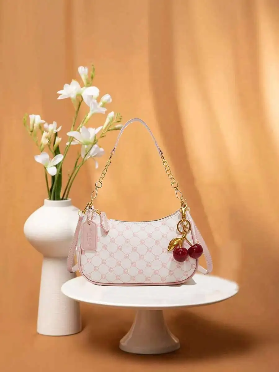 

Розовая сумка-кроссбоди с монограммой и подвеской в виде вишни, из искусственной кожи, с цепочкой-ремешком