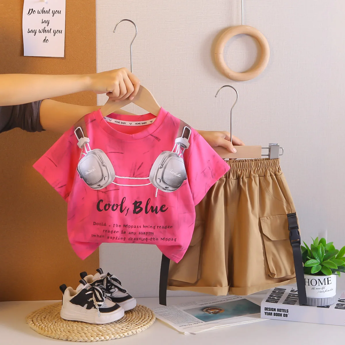 

Комплект повседневной одежды для мальчиков-малышей из 2 предметов: футболка с коротким рукавом и принтом наушников + шорты карго, новинка лета 2026 года