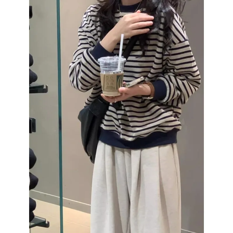เสื้อสเวตเตอร์ลายทางสีกรมท่าสไตล์เรโทรสำหรับผู้หญิง ดีไซน์หลวมๆ ผ้ากำมะหยี่ เหมาะสำหรับฤดูใบไม้ร่วงและฤดูหนาว