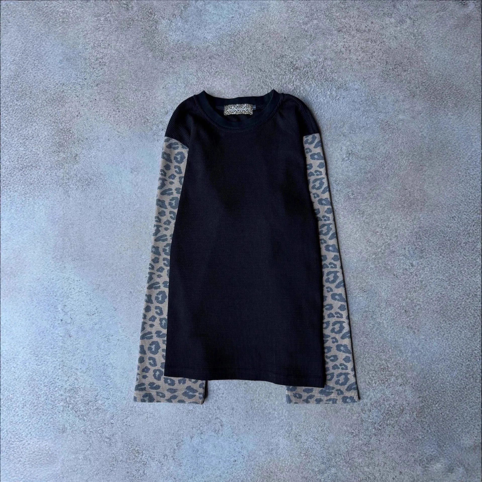 بلوفر بسيط بألوان متباينة بطبعة الفهد قميص بأكمام طويلة 2025 ربيع جديد على الطراز الأوروبي والأمريكي الفضفاض غير الرسمي #1