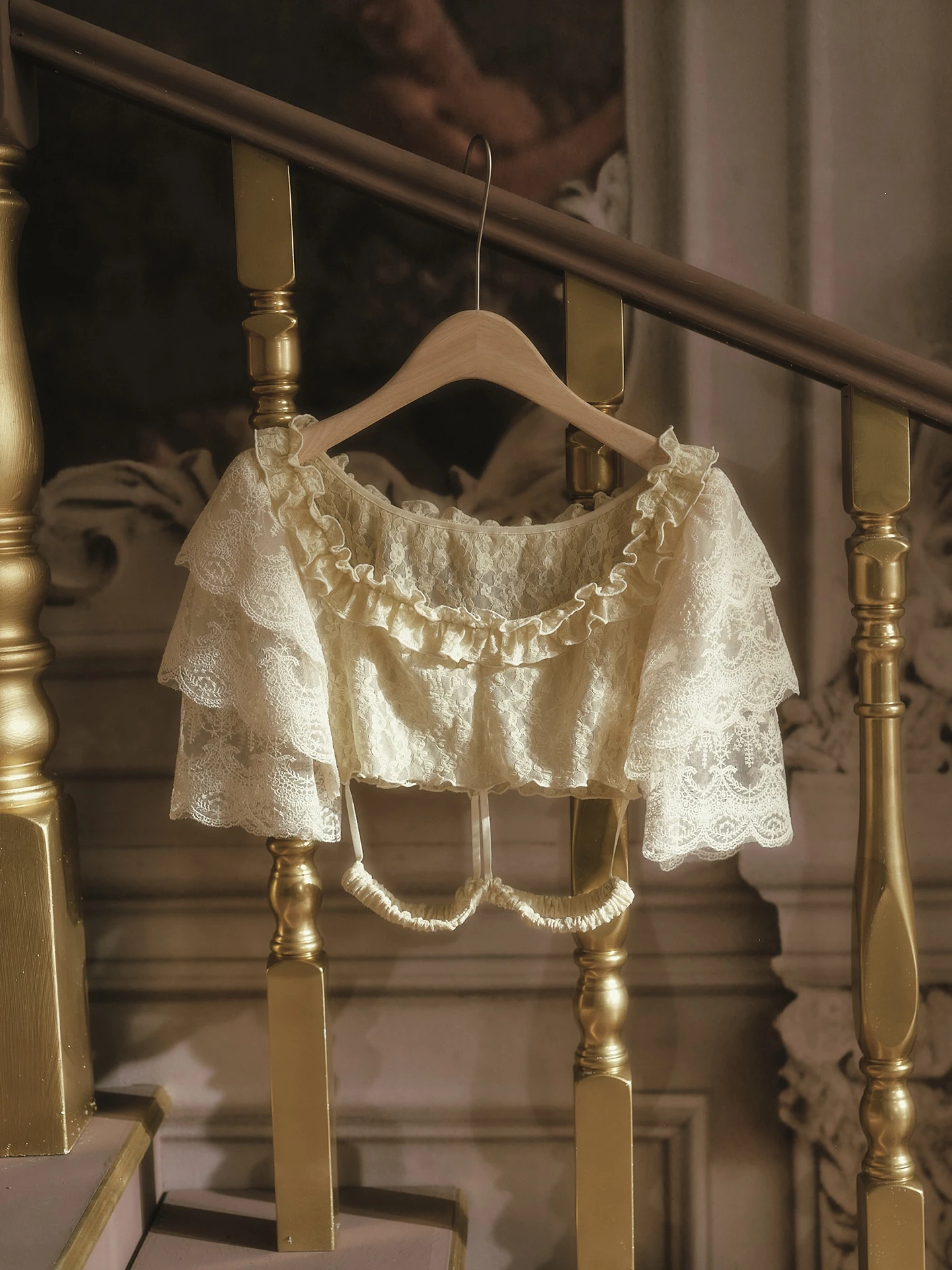 

Soft Skin-Friendly Lace Top Layered Heavyweight Base irt French Sle Waist-Cinching Five-Quarter Sve Square Collar