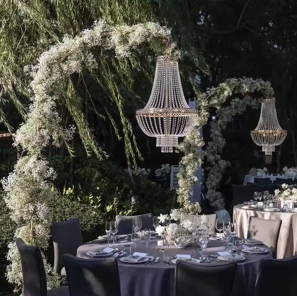 Exquisiter Metallbogen mit hängenden Kronleuchterblumen, Hochzeitsständer für Party- und Eventdekoration – Detail 1