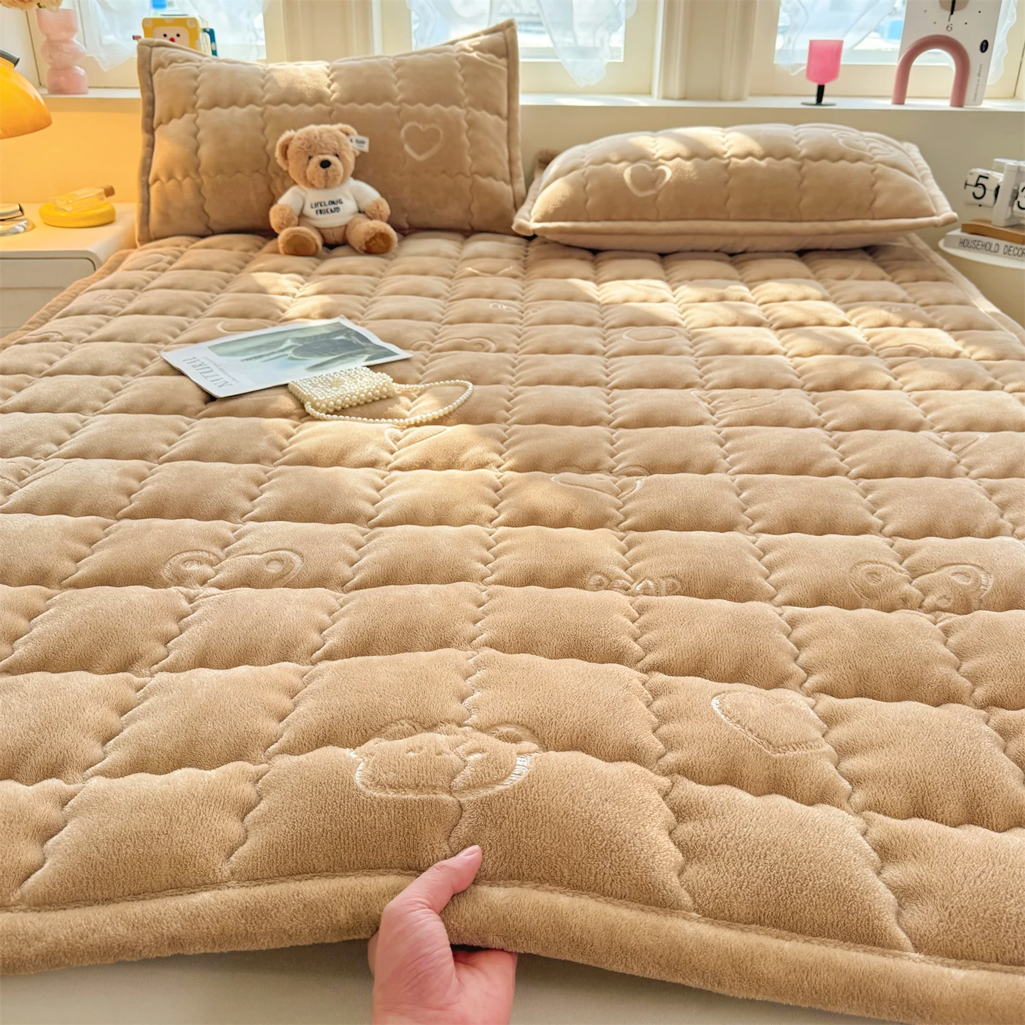 Milk Velvet Mattress Pad Soft Breathable Bedding Protector Queen Size Comfortable Quilted Top Mattress Cover