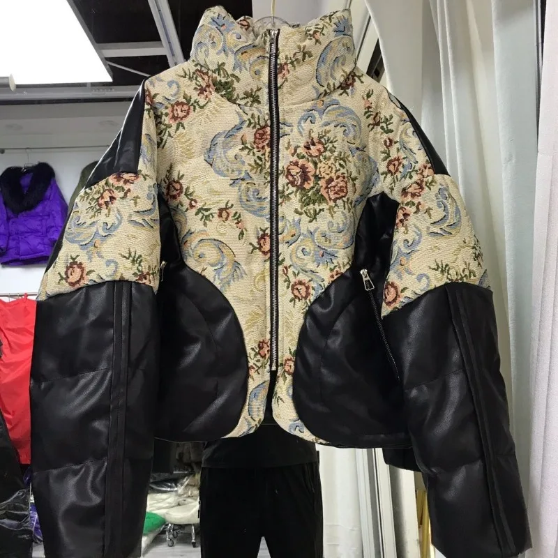 เสื้อแจ็คเก็ตขนเป็ดสำหรับผู้หญิง ลายปักแบบแจ็คการ์ด แต่งหนัง PU แบบต่อผ้า ทรงครอป สีขาว บุด้วยขนเป็ดขาว อุ่นหนา เหมาะสำหรับฤดูหนาว