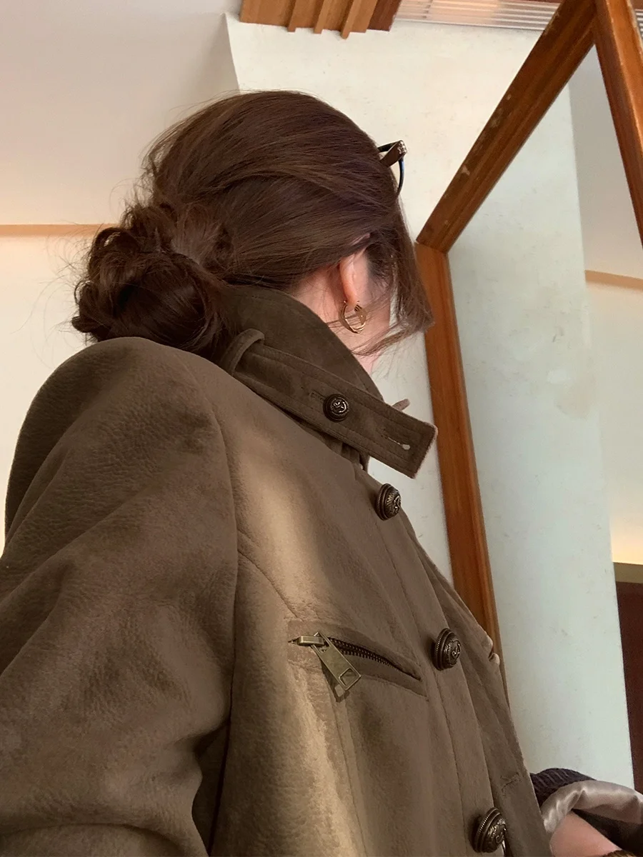 

Женская замшевая куртка MUKOK: новая весенняя модель в американском ретро-стиле, с воротником-стойкой, на пуговицах, с длинными рукавами, однотонная, для повседневной носки