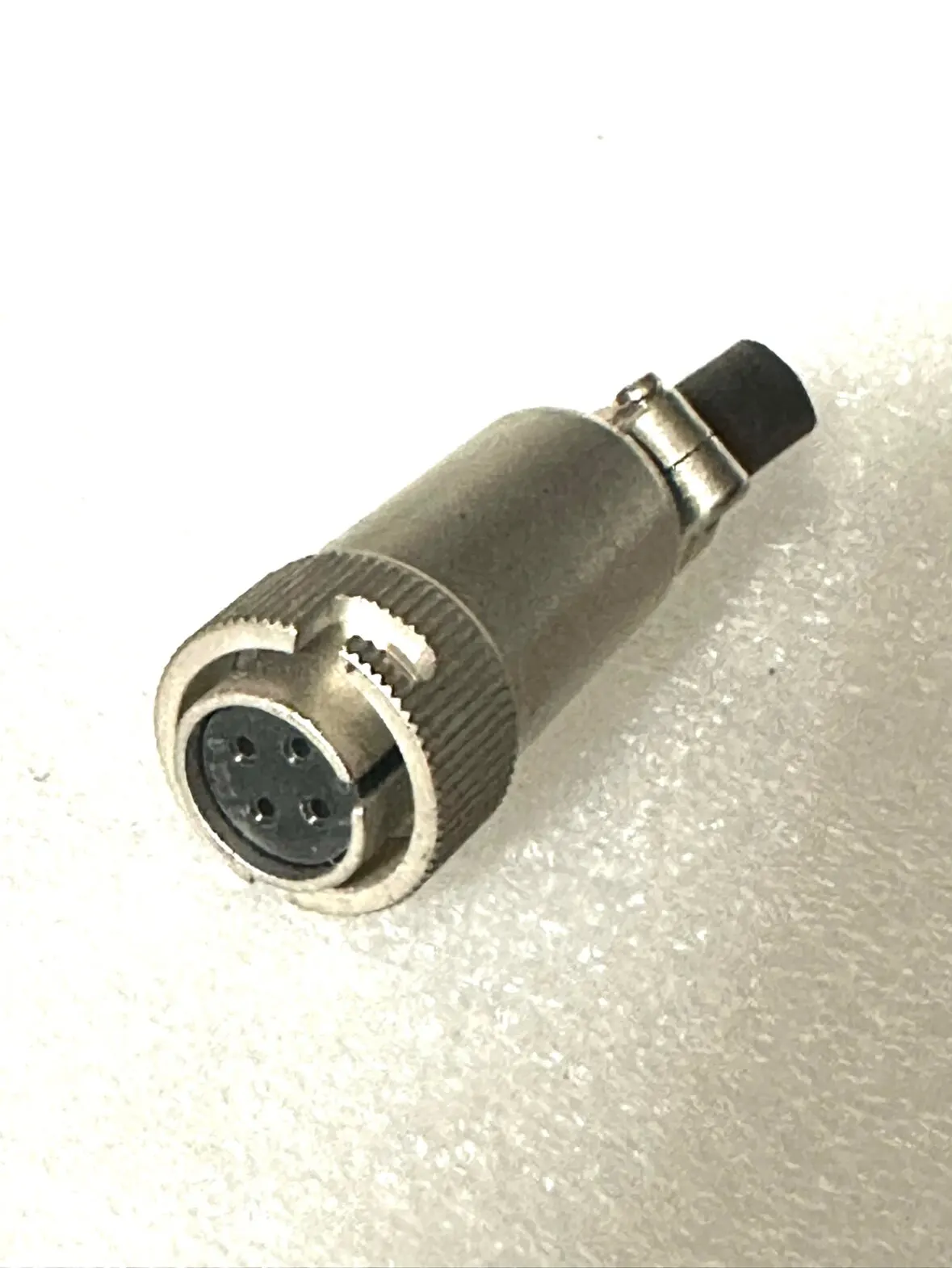 

Оригинальная разборная деталь, использованная в RM12BRB-4PH, 4-контактный авиационный разъем с серебряным покрытием, 4-жильный.
