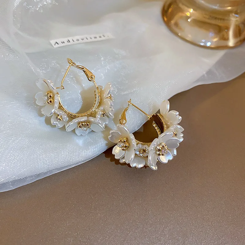 2022 New Korean White Flower Splicing Hoop Earrings Temperament Simple Resin Versatile Big Luxury Earrings Jewelry Wedding Gift