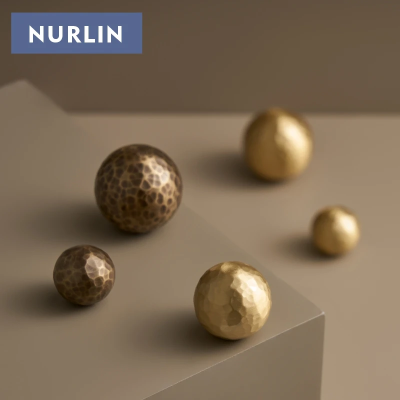 Nurlin massive Messing menschliche handgehämmerte Kugel Schrank Schubladen Knöpfe Mattgold Antik Bronze Möbelgriffe