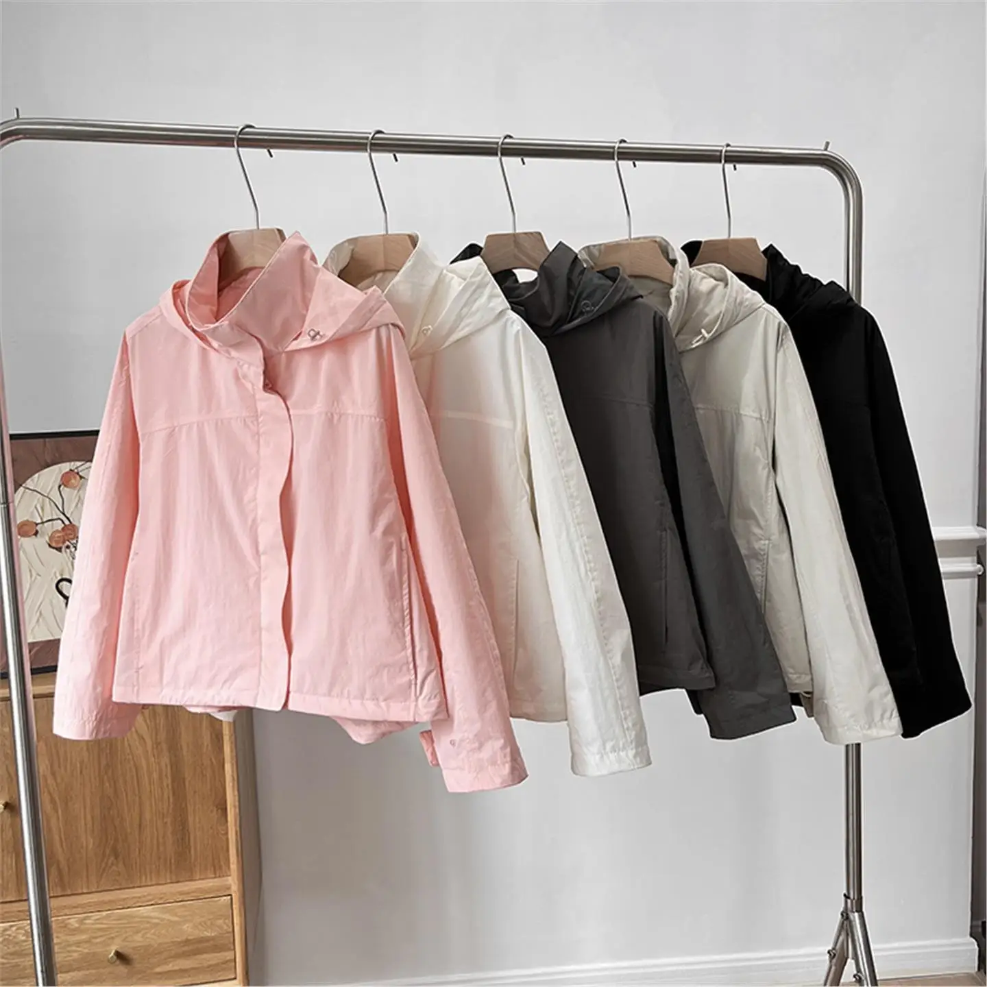 

Женское ветрозащитное пальто с воротником-стойкой, весна 2024, водонепроницаемое повседневное пальто с капюшоном, верхняя одежда свободного покроя