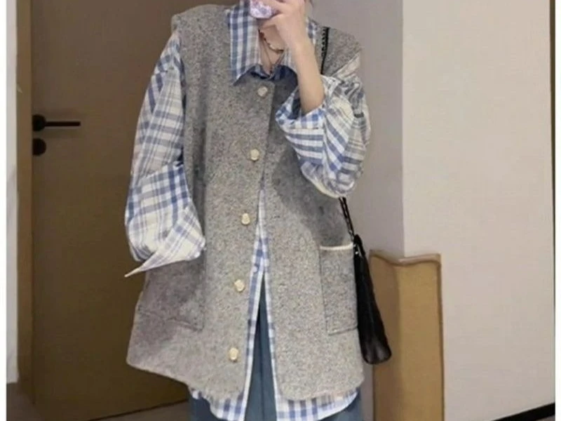 

2025 Autumn Winter New Style Atmospheric Outfit Gray Vest Layered Plaid Shirt Set