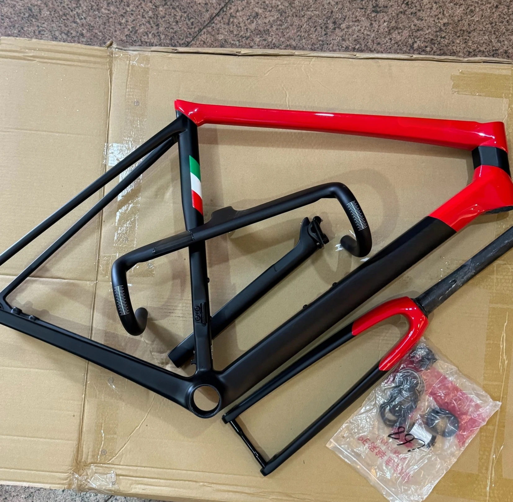 

Carbon Fiber Road Bike Frame C68 Bicycle Frame Custom Paint Disc Brake 700C Thru-Axle Type