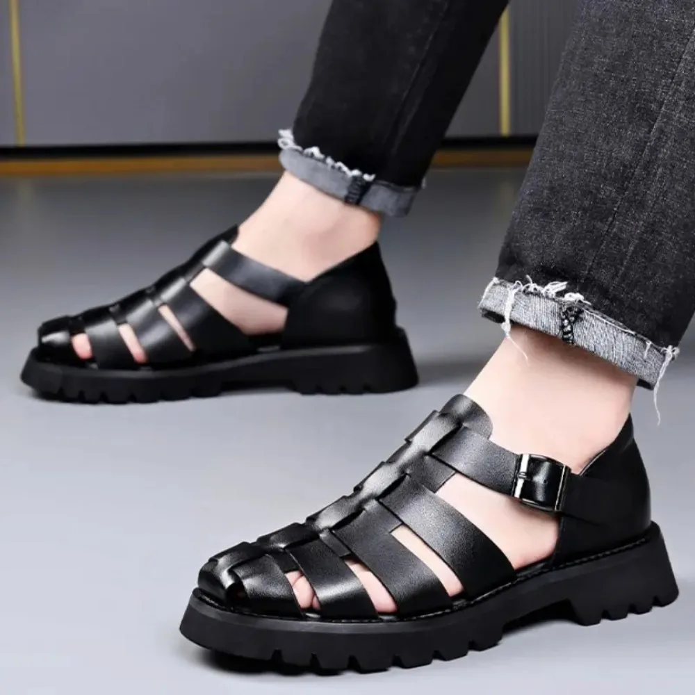 

Летние сандалии-гладиаторы, новые дышащие повседневные мужские сандалии из натуральной кожи, пляжная обувь с перфорацией, черные, размеры 38-48, мужские сандалии