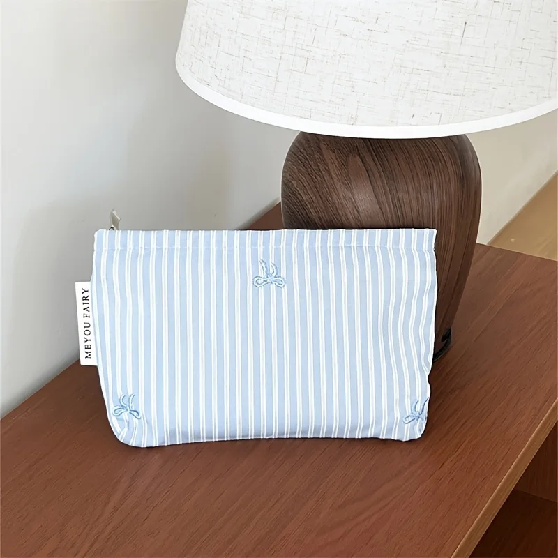 حقيبة مستحضرات التجميل المخططة باللون الأزرق الفاتح، منظم مكياج للسفر للنساء مع سحاب، حقيبة أدوات الزينة متعددة الاستخدام