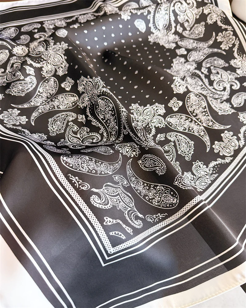Luxuriöser Schwarzer Bedruckter Seidenschal Weicher Satin-Halstuch Quadratisches Seidenkefertuch Taschentuch für Damen Designer-Seidenkopftuch – Detail 7