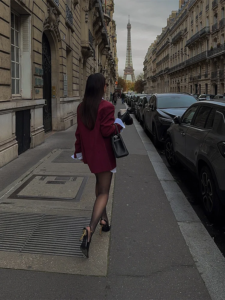 طقم نسائي أحمر أنيق مكون من قطعتين، سترات عصرية بأكمام طويلة وجيوب وأزرار ربط ومجموعات شورتات بسيطة عالية الخصر